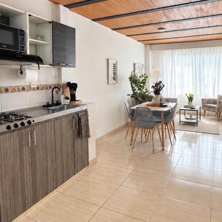 Amplio apartamento independiente en el centro de Cali días meses - Three-Bedroom Apartment - 6