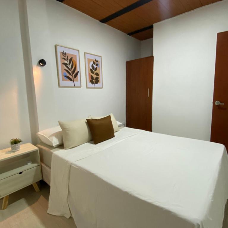 Amplio apartamento independiente en el centro de Cali días meses - Three-Bedroom Apartment - 16