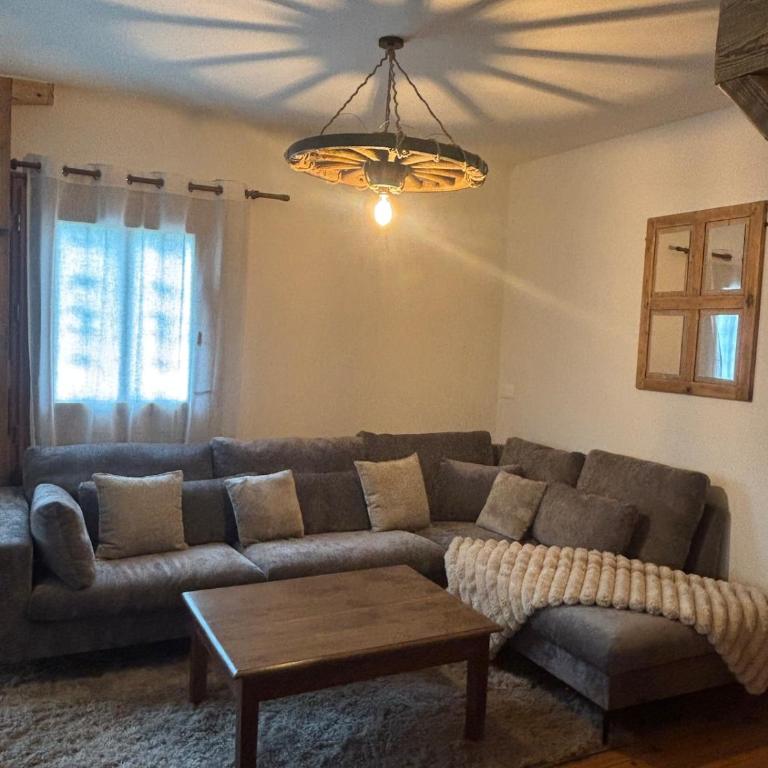Appartement de montagne - Three-Bedroom Apartment with Mountain View - 2