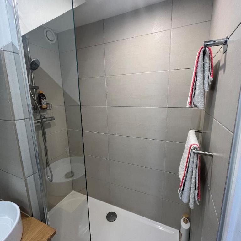 Bright Duplex with Balcony - 3 min to Beach & Center - Appartement 1 Chambre - 2