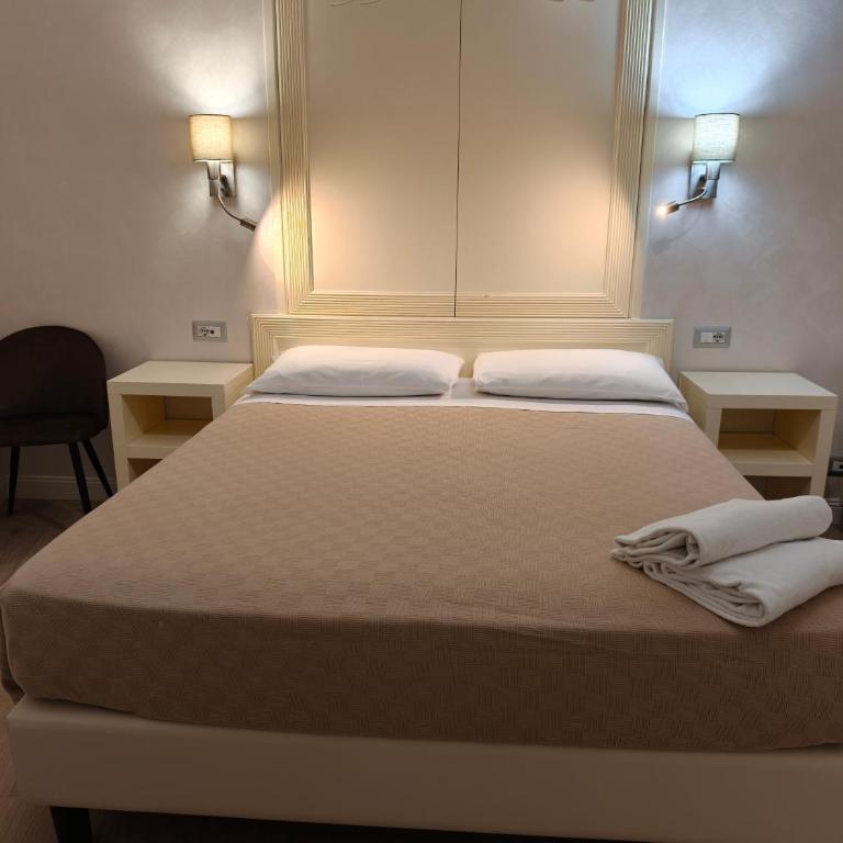 Hotel PRINCIPE AMEDEO - Chambre Triple Économique - 14