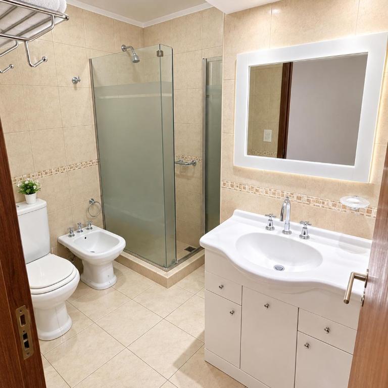 Depto. en la bella plaza Mitre. Luminoso y amplio. - Two-Bedroom Apartment - 6