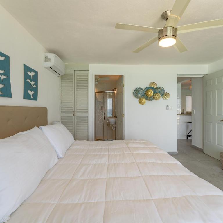 Cancun Oceanfront Residences - Hotel Zone - Two-Bedroom Deluxe Apartment with Ocean View - 11