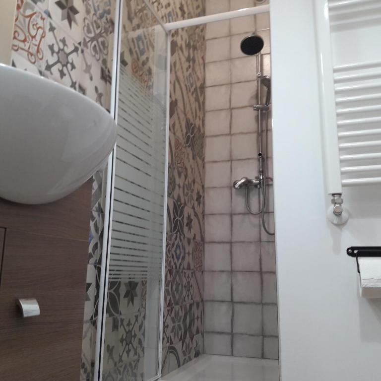 Testa o Croce Casa Vacanze - Camera Matrimoniale/Doppia con Letti Singoli con Bagno Privato Esterno - 9