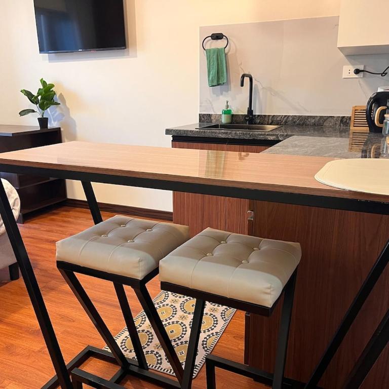 Luxury Apartment - City Views, Gym, Work & Mall - One-Bedroom Apartment - 4