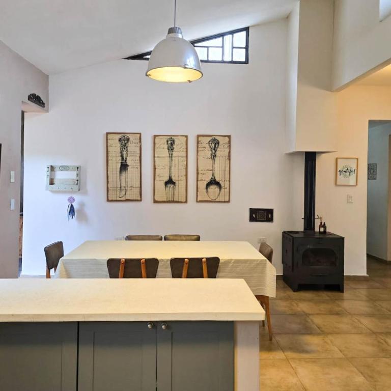 Hermosa casa de veraneo con pileta - Three-Bedroom House - 10