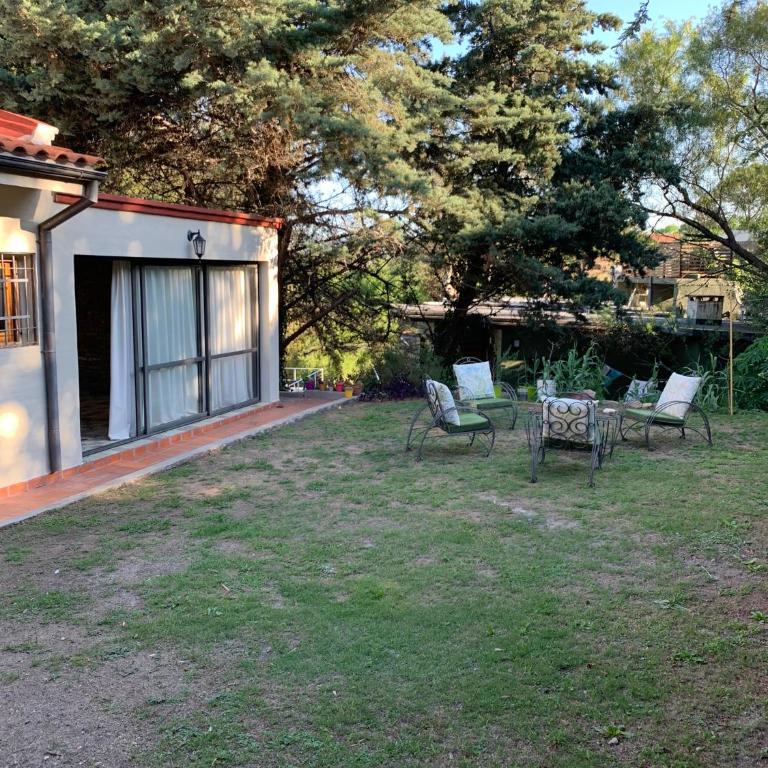 Hermosa casa de veraneo con pileta - Three-Bedroom House - 37