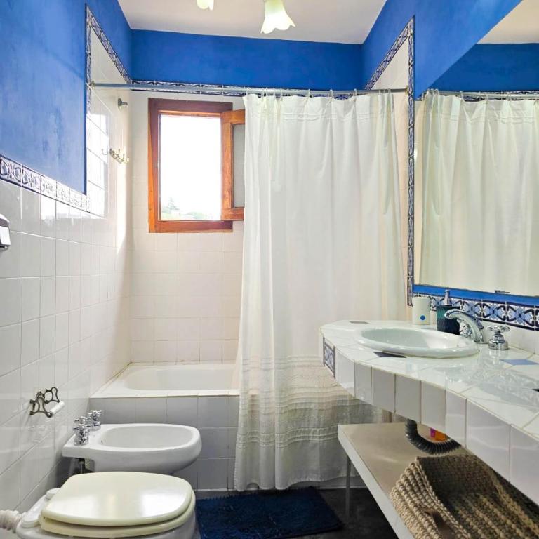 Hermosa casa de veraneo con pileta - Three-Bedroom House - 30