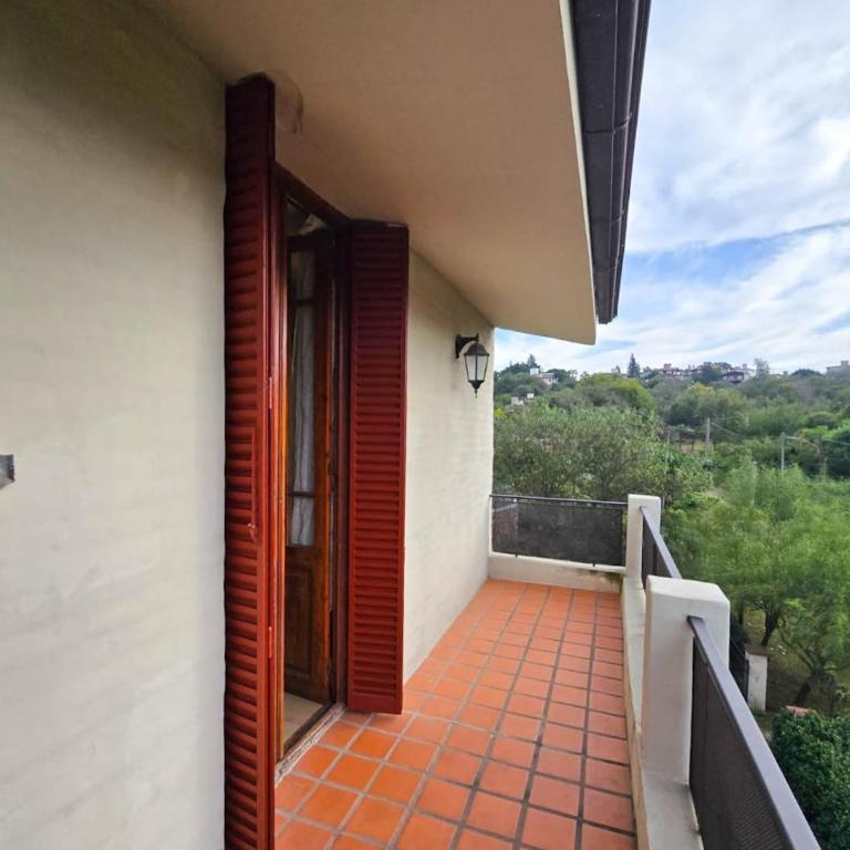 Hermosa casa de veraneo con pileta - Three-Bedroom House - 32