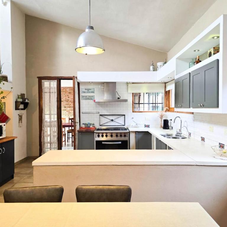 Hermosa casa de veraneo con pileta - Three-Bedroom House - 15