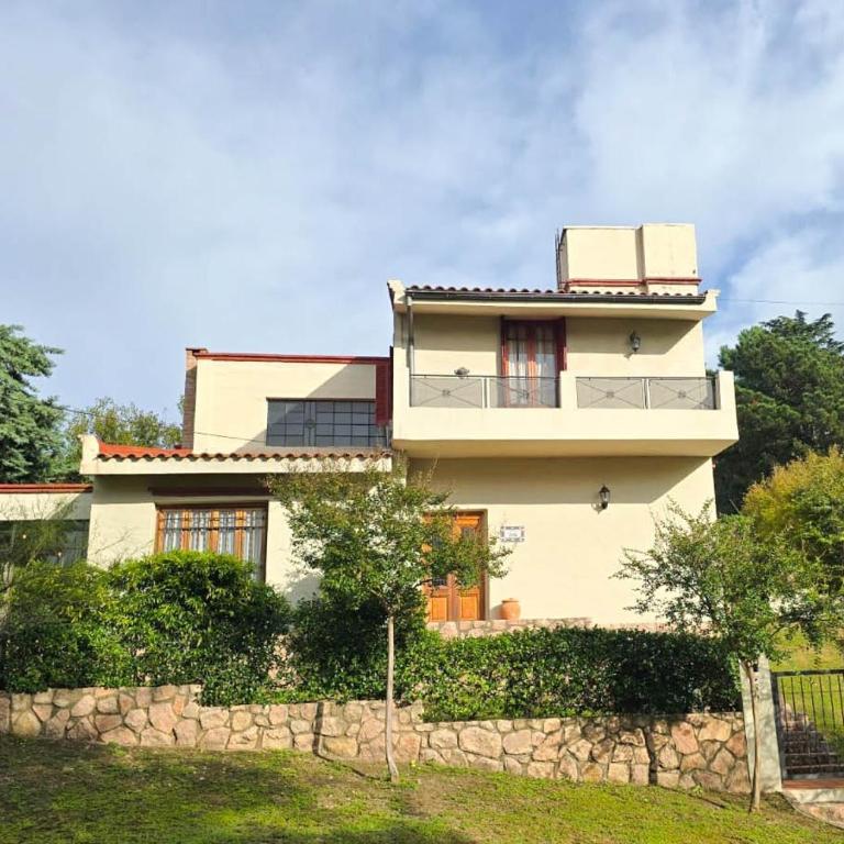 Hermosa casa de veraneo con pileta - Three-Bedroom House - 1