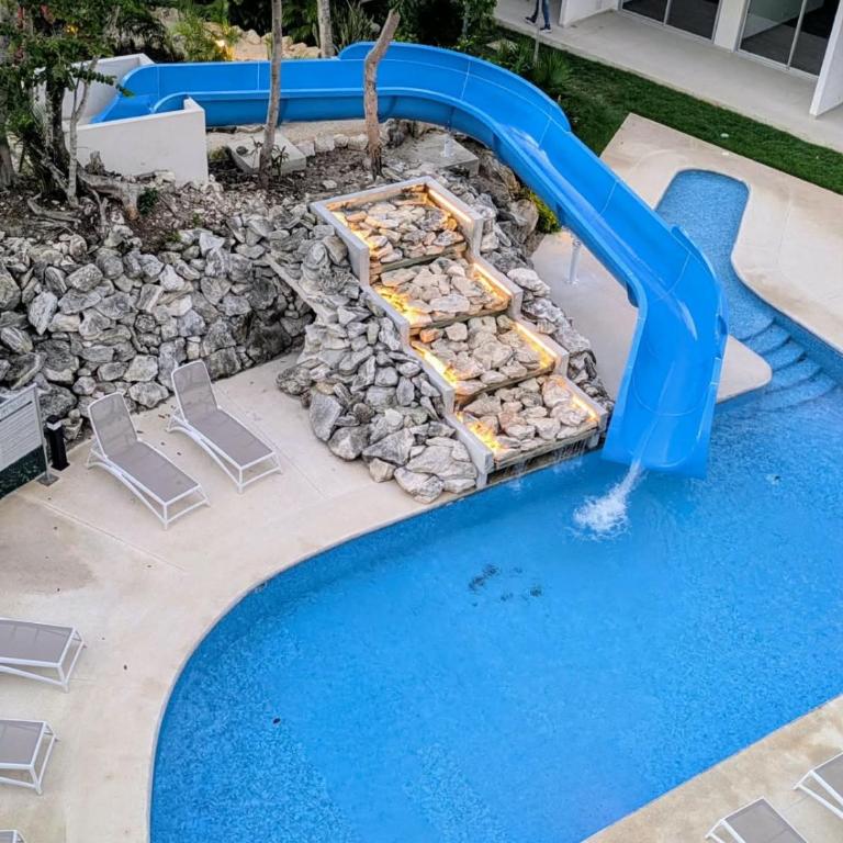 Stylish Apt with Private Balcony, Pool and Gym - Appartement - 65