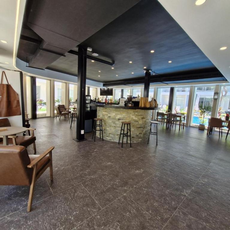 Stylish Apt with Private Balcony, Pool and Gym - Appartement - 68