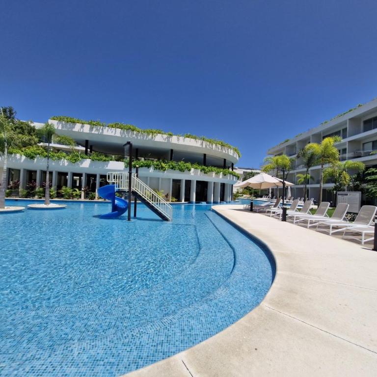 Stylish Apt with Private Balcony, Pool and Gym - Appartement - 70