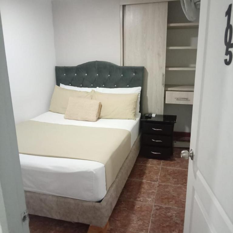 Hotel Iam Armenia Quindio - Habitación Doble con baño privado - 5
