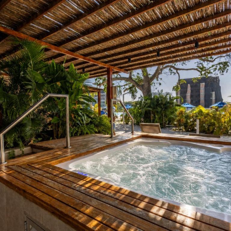 2BR 2BA Apt Baia Kristal Cartagena Crystal Lagoon - Two-Bedroom Apartment with Balcony - 2