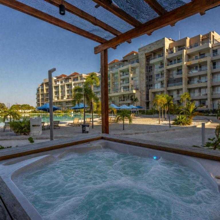 2BR 2BA Apt Baia Kristal Cartagena Crystal Lagoon - Two-Bedroom Apartment with Balcony - 17