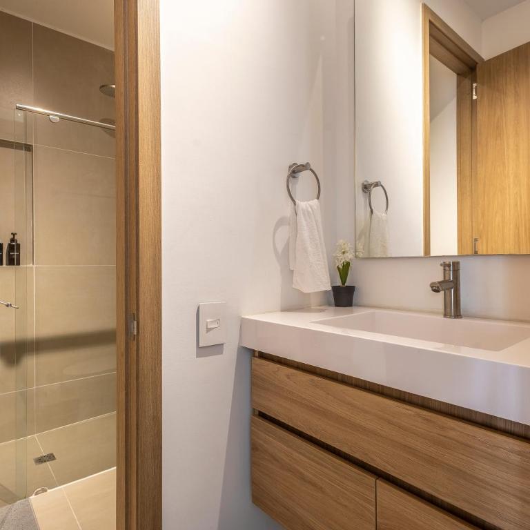 2BR 2BA Apt Baia Kristal Cartagena Crystal Lagoon - Two-Bedroom Apartment with Balcony - 25