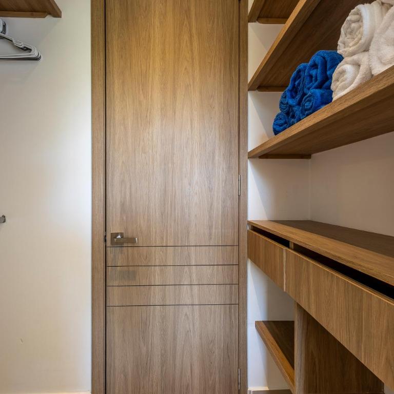 2BR 2BA Apt Baia Kristal Cartagena Crystal Lagoon - Two-Bedroom Apartment with Balcony - 24