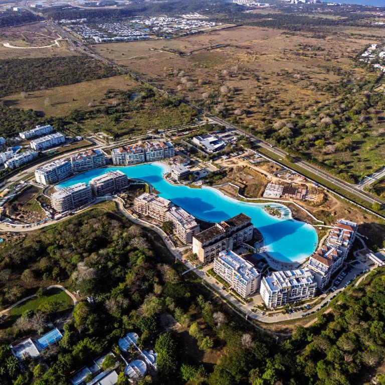 2BR 2BA Apt Baia Kristal Cartagena Crystal Lagoon - Two-Bedroom Apartment with Balcony - 68