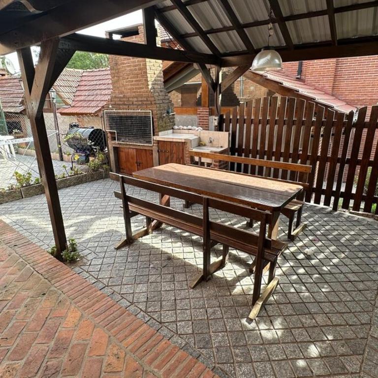 Duplex en zona residencial con patio y parrilla - Casa - 1