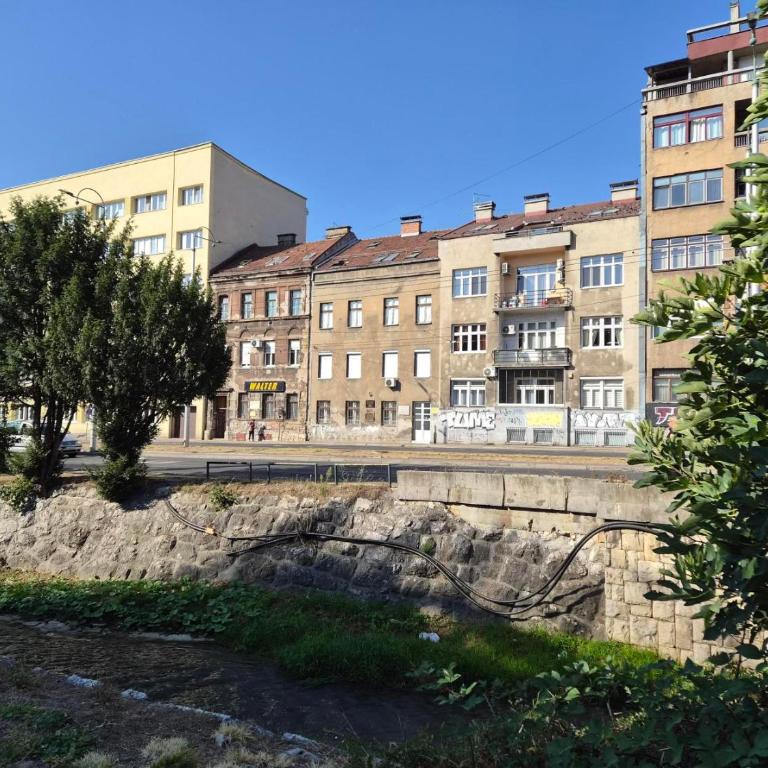 The Dozo - Studio Modern, Central and Newly Renovated - Studio Apartment with Queen Bed - 11