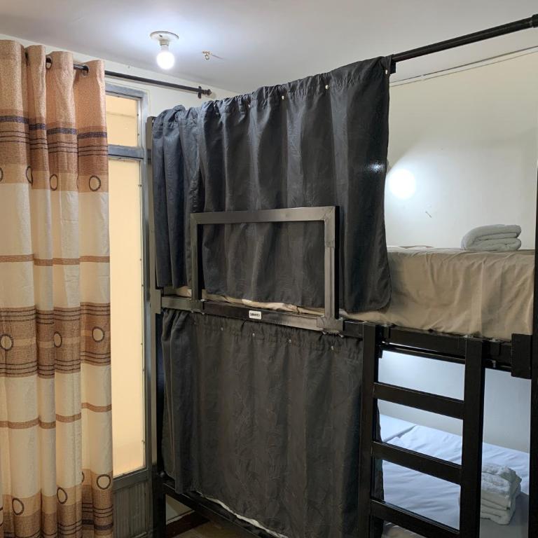 Hostal SAVEVA - Habitación Compartida Mixta - 4 camas - 5
