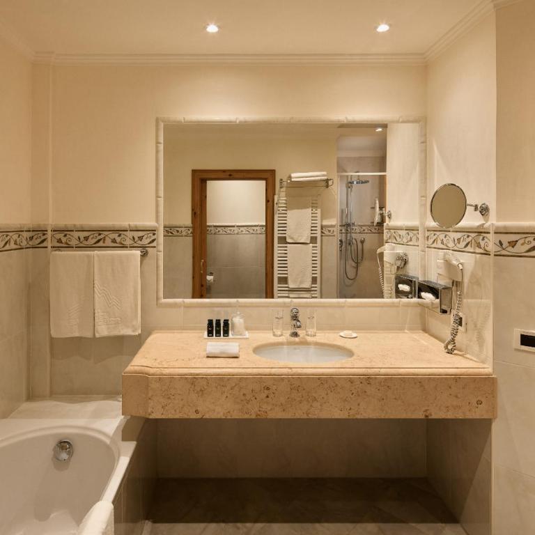 Hotel Sassongher - Preferred Hotels & Resorts - Camera Matrimoniale Deluxe - 9