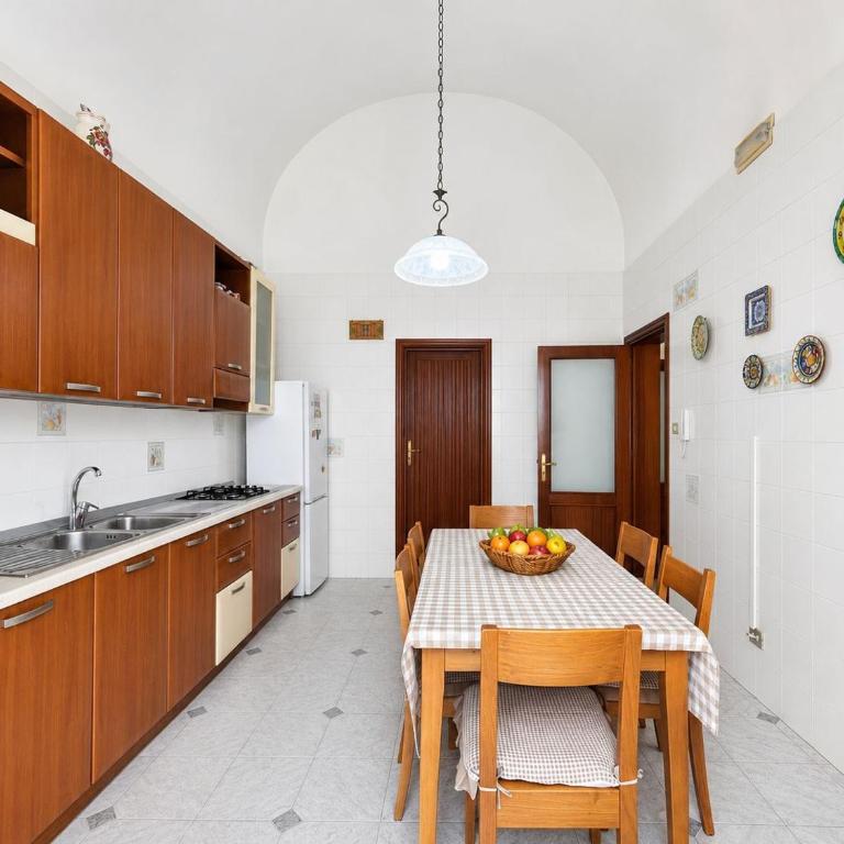 GuestHost - Central Apartment near train station - Two-Bedroom Apartment - 9