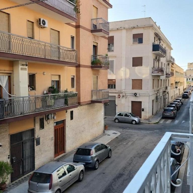 GuestHost - Central Apartment near train station - Two-Bedroom Apartment - 17