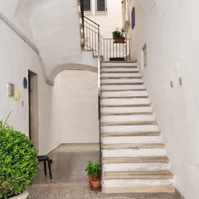 GuestHost - Central Apartment near train station - Two-Bedroom Apartment - 20