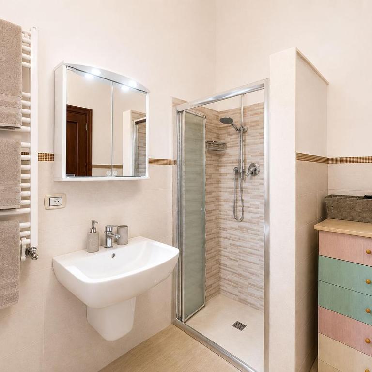 GuestHost - Central Apartment near train station - Two-Bedroom Apartment - 5