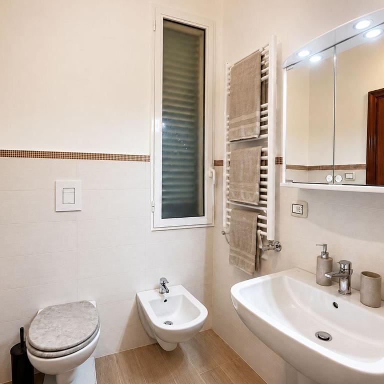 GuestHost - Central Apartment near train station - Two-Bedroom Apartment - 12