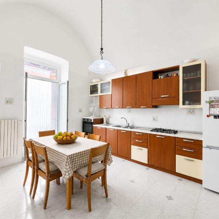 GuestHost - Central Apartment near train station - Two-Bedroom Apartment - 2