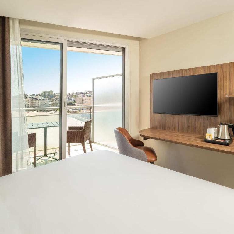 Best Western Hotel Le Crystal Dinard - Chambre Lit Queen-Size Confort avec Balcon - Front de Mer/Non-Fumeurs - 4