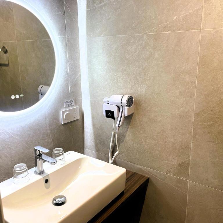 Best Western Hotel Le Crystal Dinard - Chambre Lit Queen-Size Confort avec Balcon - Front de Mer/Non-Fumeurs - 5