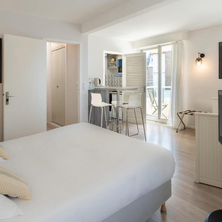 Best Western Hotel Le Crystal Dinard - Appartement Studio avec Lit King-Size, Lit Simple et Balcon - Vue sur Rue/Non-Fumeurs - 5