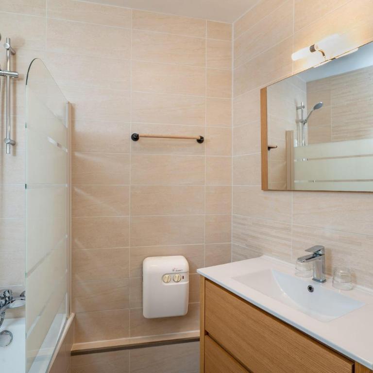 Best Western Hotel Le Crystal Dinard - Appartement Studio avec Lit King-Size, Lit Simple et Balcon - Vue sur Rue/Non-Fumeurs - 9