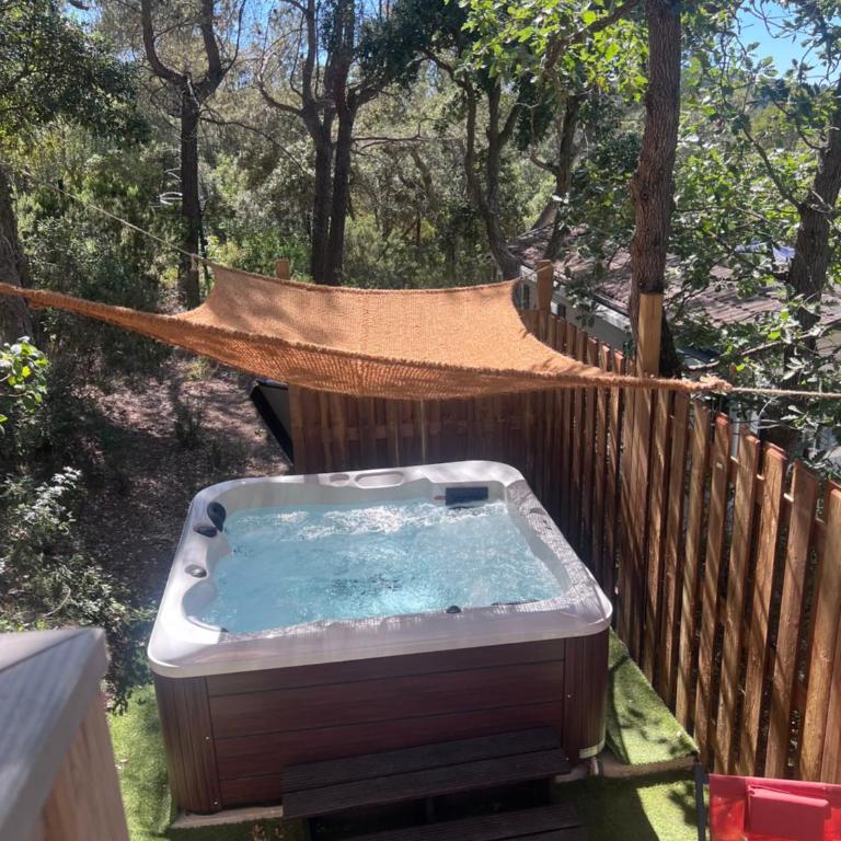 Camping Familial Buffalo Hacienda - Chalet avec jacuzzi - 5
