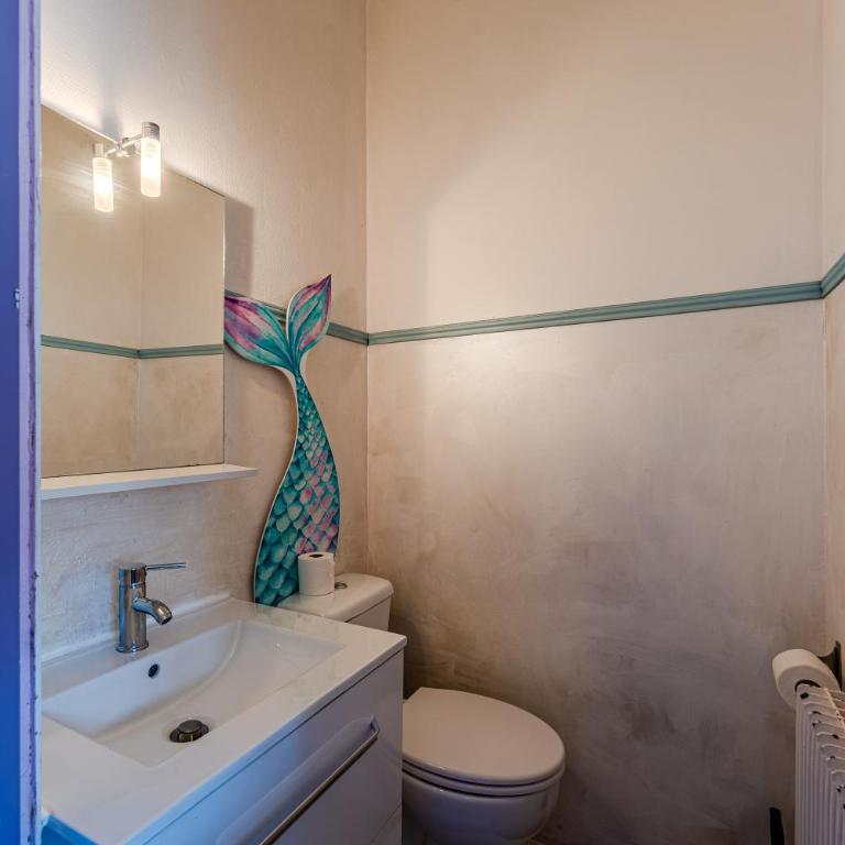 Coquillages et crustacés, vidéoprojecteur baignoire îlot chez Ivona Vacances - Appartement 1 Chambre - 35