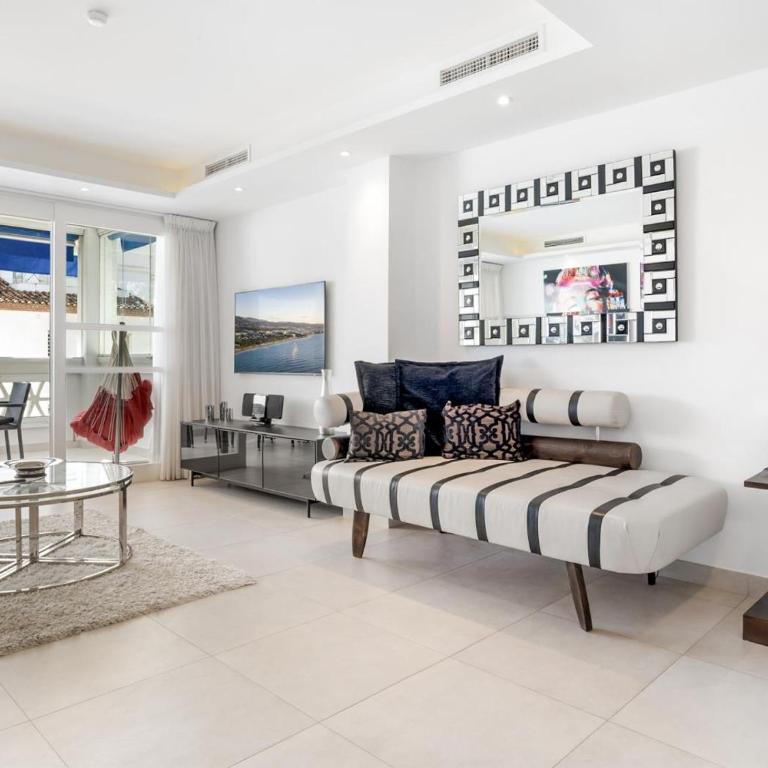 Modern 2 Bedroom Apartment, with Sea Views, in Playas del Duque - Puerto Banús - Apartamento de 2 dormitorios - 8