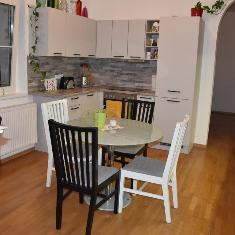 Monteurzimmer- & Apartments Wochenzimmer - Apartment mit 3 Schlafzimmern und Aussicht - 3