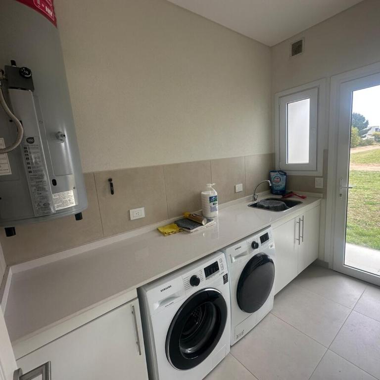 Casa con pileta y comodidades en Costa Esmeralda - Vacation Home - 24
