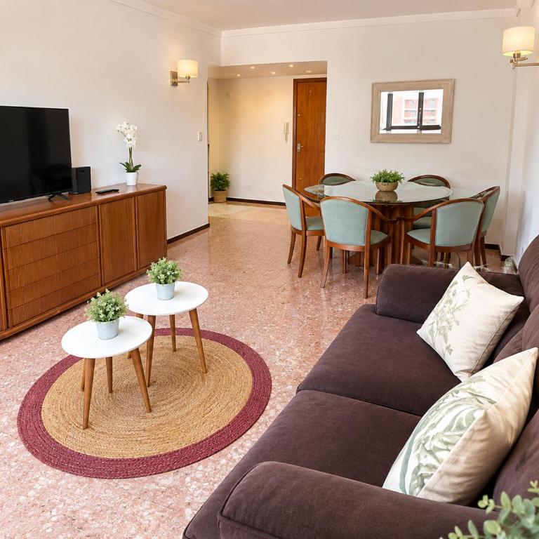 Depto. en la bella plaza Mitre. Luminoso y amplio. - Two-Bedroom Apartment - 5