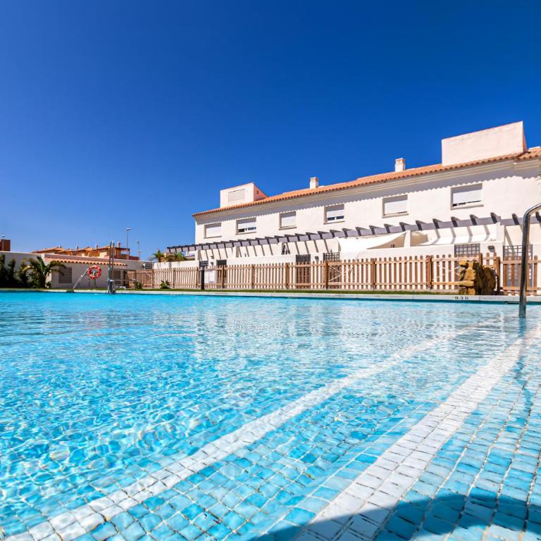 Cerca de la playa, piscina, terraza, vistas - Apartamento de 2 dormitorios con terraza - 11