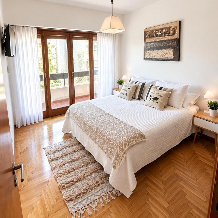 Depto. en la bella plaza Mitre. Luminoso y amplio. - Two-Bedroom Apartment - 1