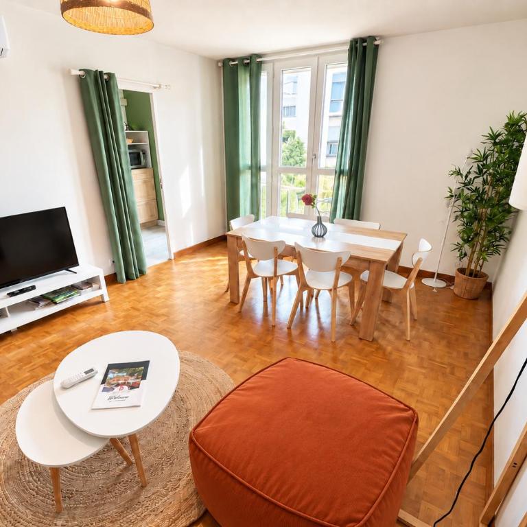 AC - Secure Parking - Near Central Station - Two-Bedroom Apartment - 7