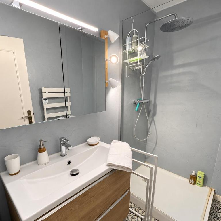 AC - Secure Parking - Near Central Station - Two-Bedroom Apartment - 22