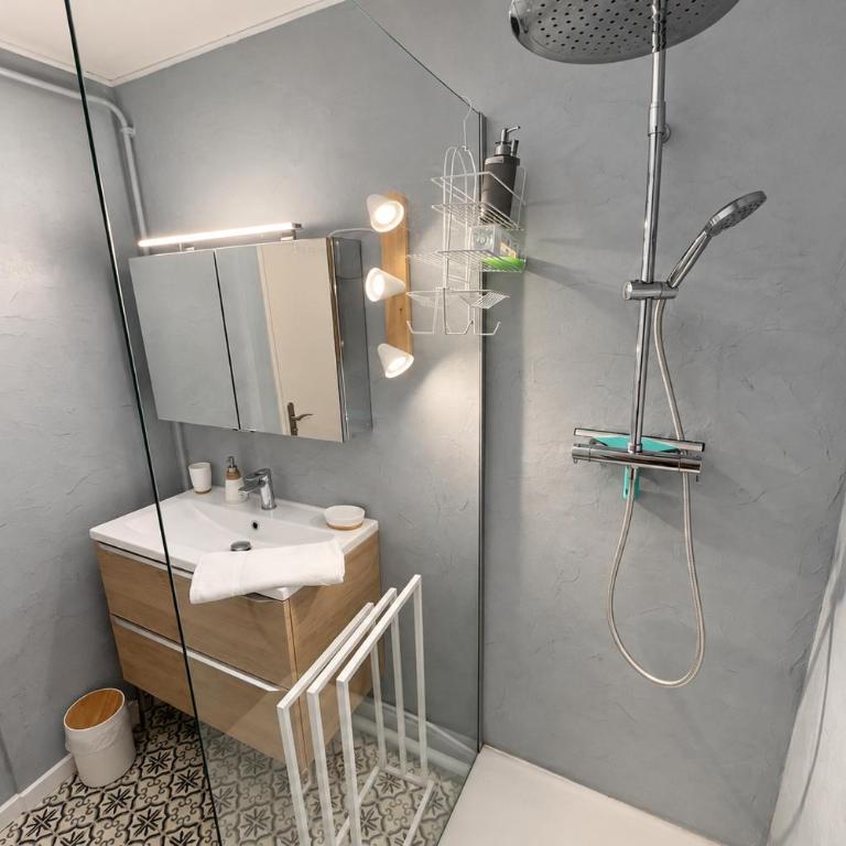 AC - Secure Parking - Near Central Station - Two-Bedroom Apartment - 24