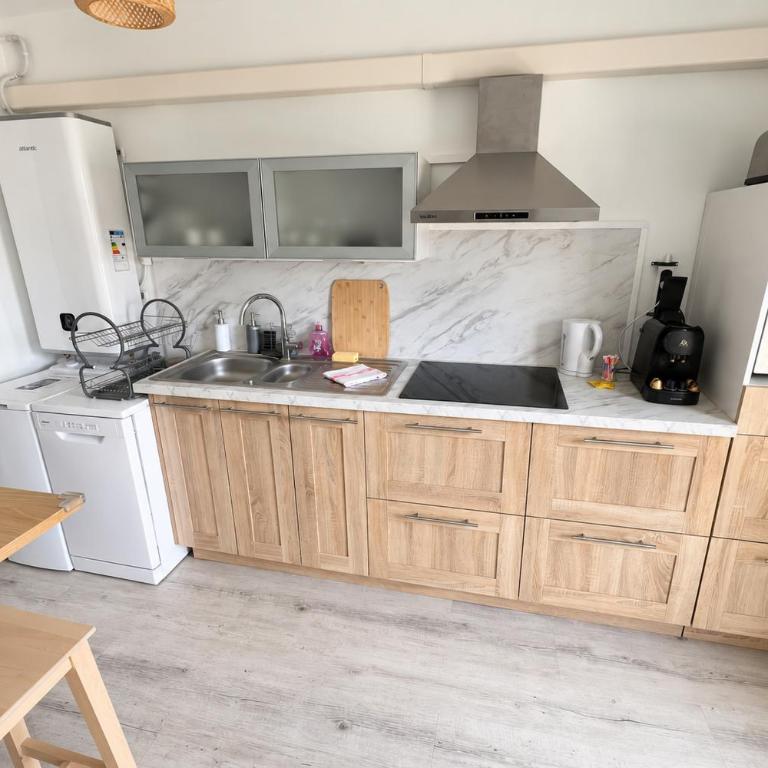 AC - Secure Parking - Near Central Station - Two-Bedroom Apartment - 10
